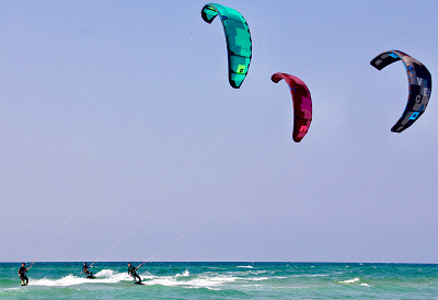 Kitesurfer på vej mod stranden